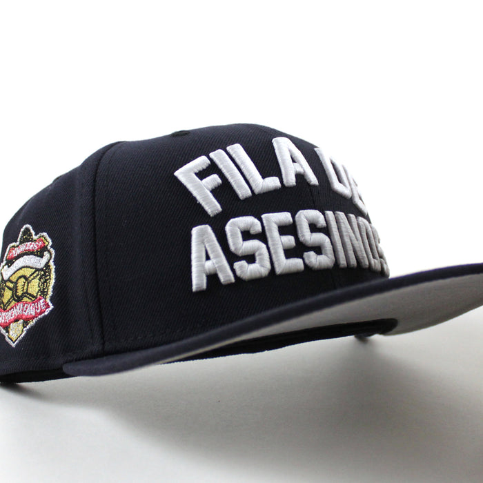 Fila De Asesinos Hola Nueva York New York Yankees American League New Era 59Fifty Fitted Hat (Navy Gray Under Brim)
