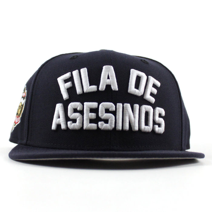 Fila De Asesinos Hola Nueva York New York Yankees American League New Era 59Fifty Fitted Hat (Navy Gray Under Brim)
