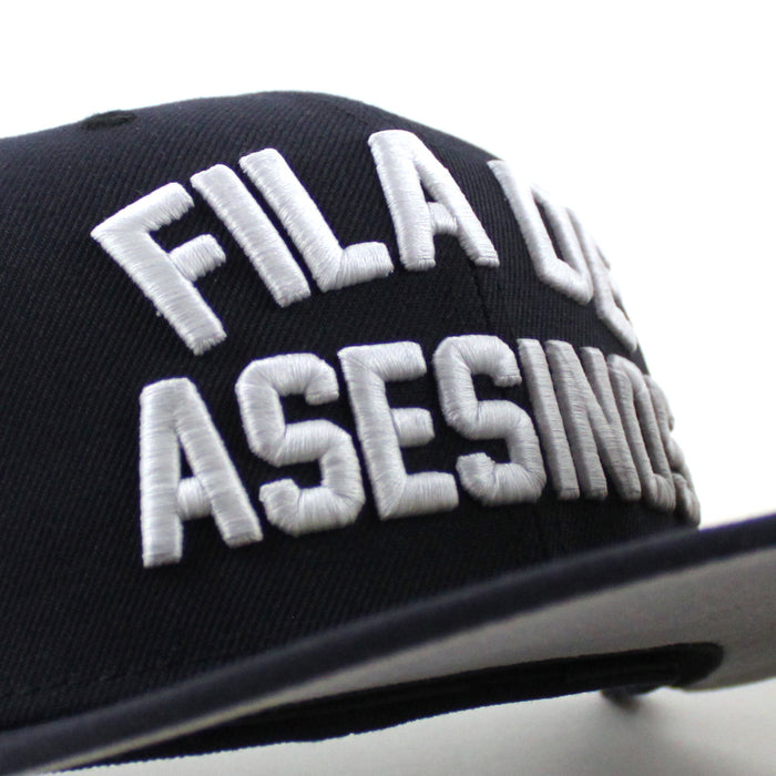 Fila De Asesinos Hola Nueva York New York Yankees American League New Era 59Fifty Fitted Hat (Navy Gray Under Brim)