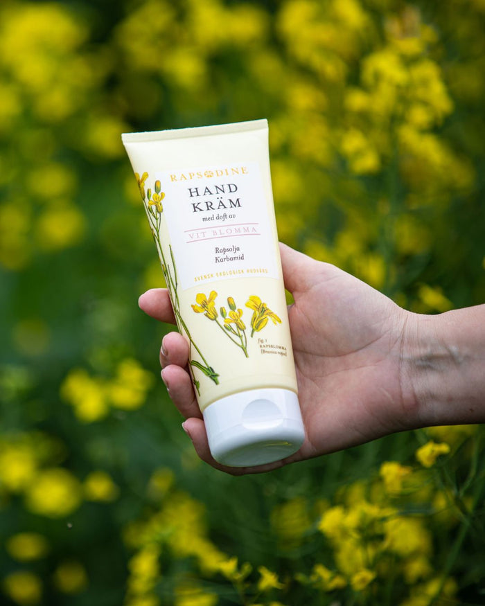 Ekologisk handkräm med doft av vit blomma från Rapsodine med rapsolja, naturlig hudvård i blommande rapsfält