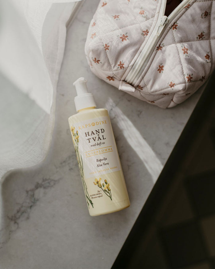 Ekologisk handtvål med doft av ängsblomma från Rapsodine med rapsolja och aloe vera, naturlig hudvård i hemmiljö