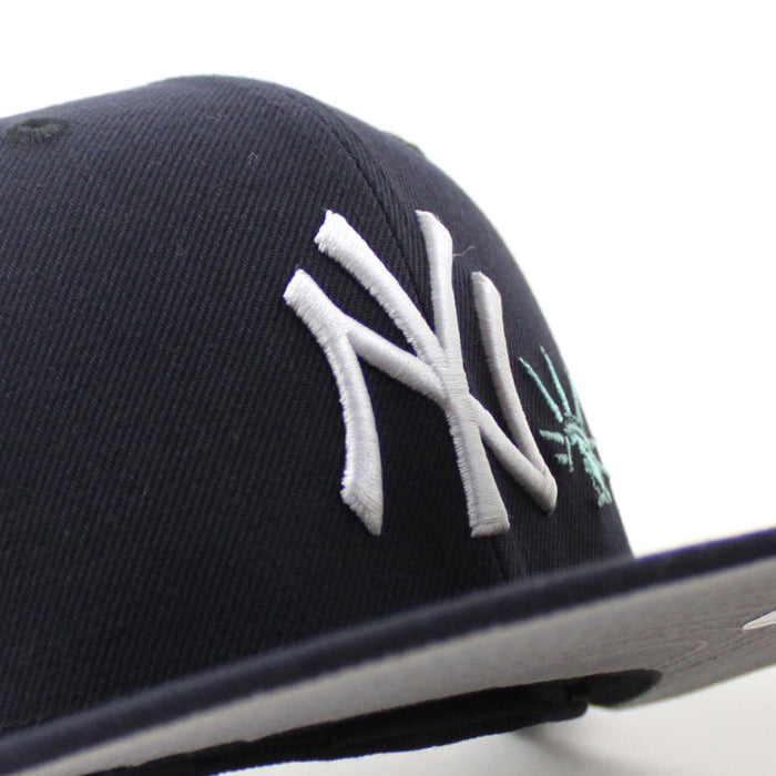 New York Yankees Statue of Liberty Highlander New Era 59Fifty Fitted Hat (Navy Gray Under Brim)