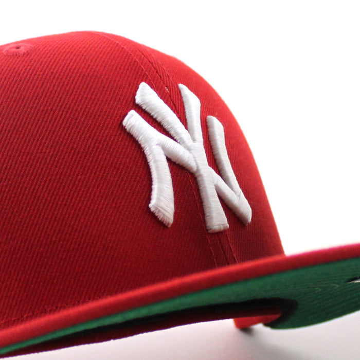 New York Yankees x SEINFELD New Era 59Fifty Fitted Hat (Scarlet Red Green Under Brim)
