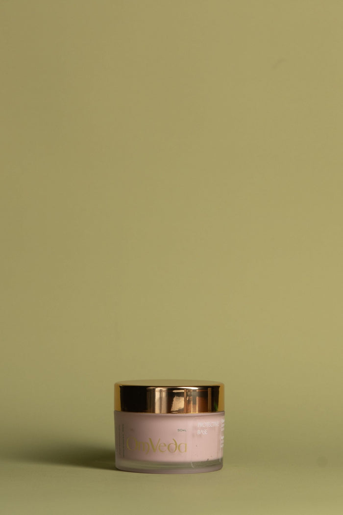 OmVeda protective base jar, 50 ml, gold lid with pink cream in jar